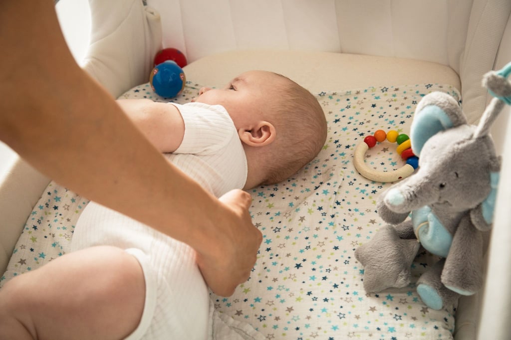 Komm', dreh' Dich mal zur Seite: Babys sollten nicht immer in derselben Position liegen.