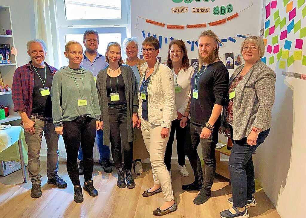 Das Zeitzer Team von AmbuLife mit der Teamleiterin Janina Bergk (2. v. l.) und der Leiterin Claudia Höfler-Loff (weiße Jacke) hat jetzt das zehnjährige Bestehen der Einrichtung gefeiert.