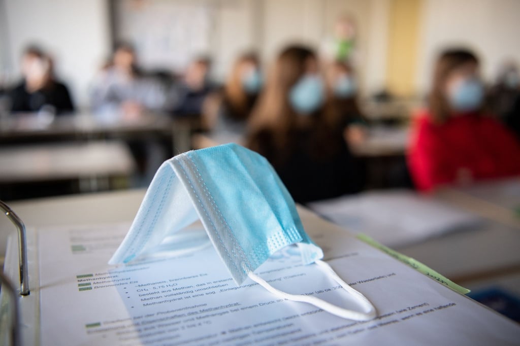 In vielen Klassenräumen fällt bald die Maskenpflicht weg. Die Regeln sind von Bundesland zu Bundesland unterschiedlich.