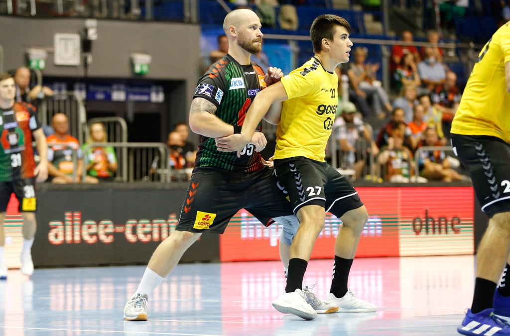 SCM-Spieler Moritz Preuss (links) und Peter Šiško von Gorenje Velenje treffen in der Gruppenphase der European League erneut aufeinander. Beim Hummel Cup im August gewannen die Magdeburger 33:23.