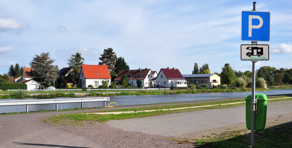 Als Parkplatz auch für Caravans ist der Platz am Kanal schon ausgewiesen. Nun wird er ausgebaut mit Strom- und Wasseranschluss sowie Grillplatz mit Bänken und Abfallbehältern.