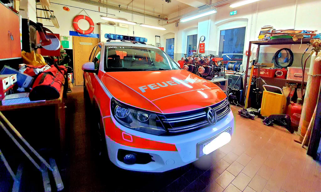 Naunu, was macht das Feuerwehr-Auto in der Werkstatt? Es parkt dort regelmäßig, weil es keine andere Stellfläche gibt. Ein anderes Fahrzeug der Wernigeröder Brandschützer steht in der Waschhalle.