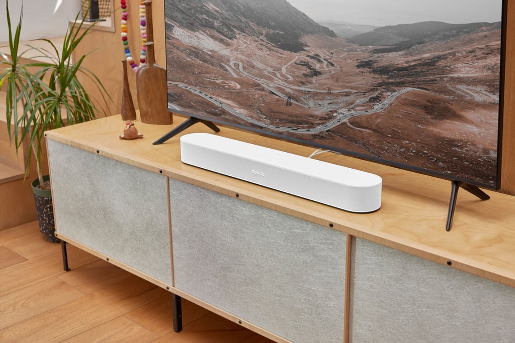 Neues Front-Design und Dolby Atmos für Filme wie Musik: Die neue Beam-Soundbar (499 Euro) bietet Sonos in Weiß und Schwarz an.