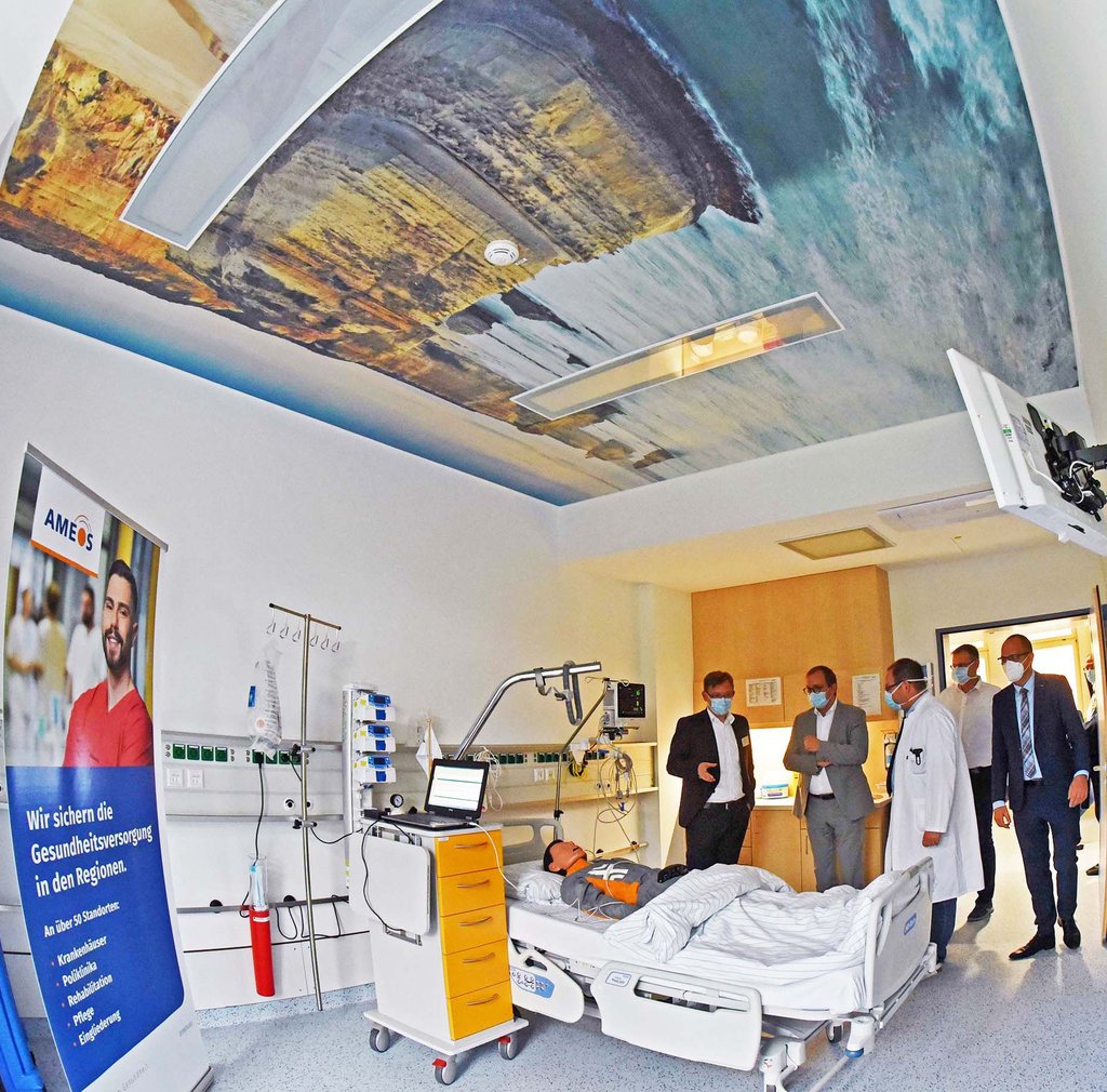 An den Decken der neuen Patientenzimmer sind großformatige Landschaftsfotos, wie hier ein stimmungsvolles Bild vom Meer, angebracht. Vielleicht hilft es auch, Beruhigungsmittel einzusparen.