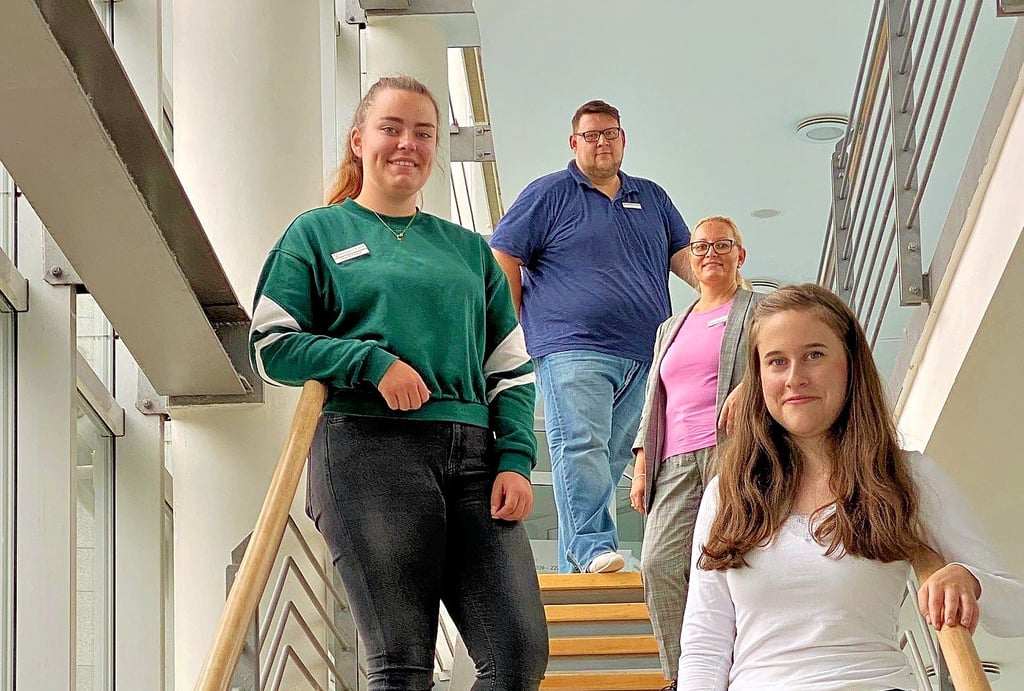 Die neuen Auszubildenden Danielle Rockmann, Gina Mary Lehmann und Lara Schwabe (von vorn, links) mit der Bereichsleiterin Stefanie Montag und dem Fachausbilder Thomas Gerloff.
