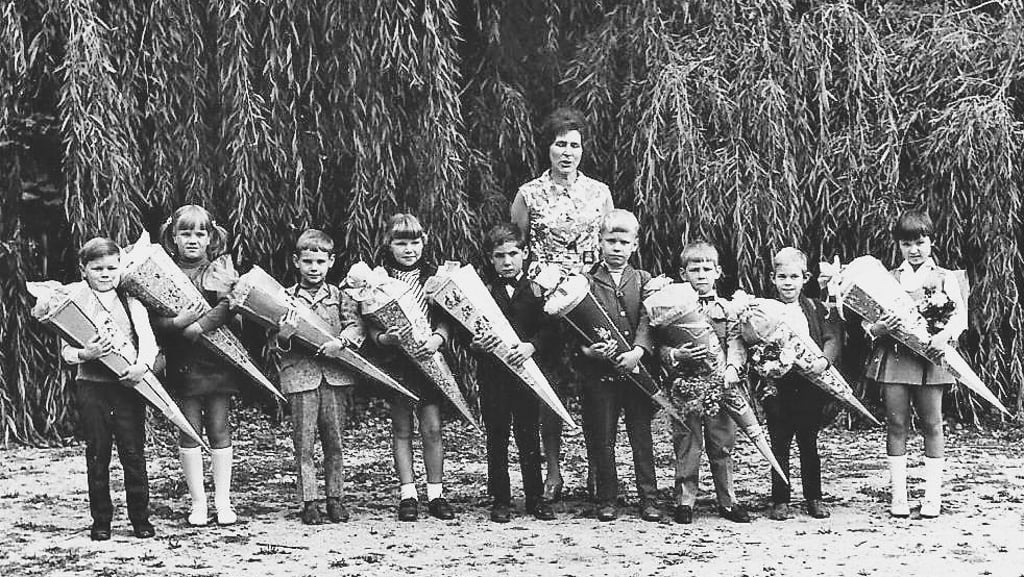 Dieses aus dem Jahr 1971 sowie Fotos von vorherigen Schauener Abc-Schützen waren beim Schultreffen zu sehen.