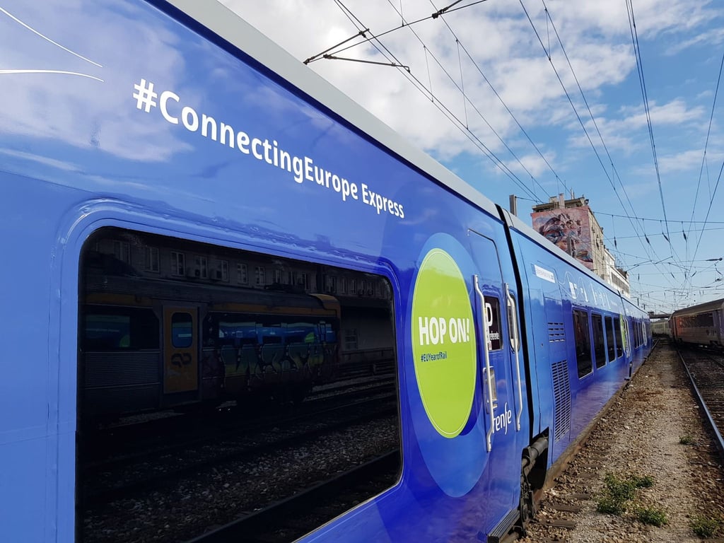Der „Connecting Europe Express“ steht am Bahnhof.