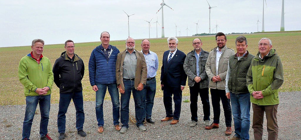 Gespräch im Windpark. Von links: Heiko Bode (Badersleben), Hans-Jörg Gifhorn (Rohrsheim), Olaf Beder (Badersleben), Ralf Voigt (Dardesheim), Dirk Heinemann (Stadt Osterwieck), Minister Armin Willingmann, Thomas Radach (Windpark), Maik Berger (Aderstedt), Bernd Schliephacke (Rohrsheim), Klaus Wende (Badersleben).