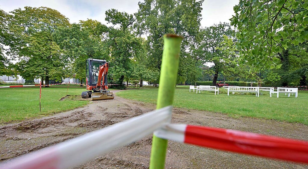 Die Bauarbeiten an den Gehwegen im Gutspark haben begonnen.