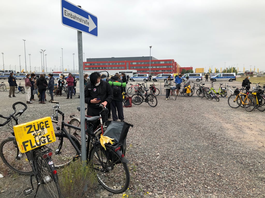 Die Klimaaktivisten sind am DHL-Hub angekommen