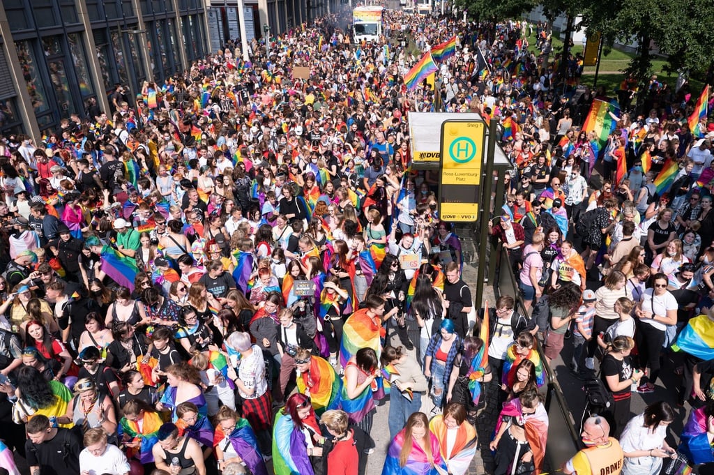 Teilnehmer einer Demonstration zum Abschluss der Aktionswoche zum Christopher Street Day (CSD) stehen am Rosa-Luxemburg-Platz.
