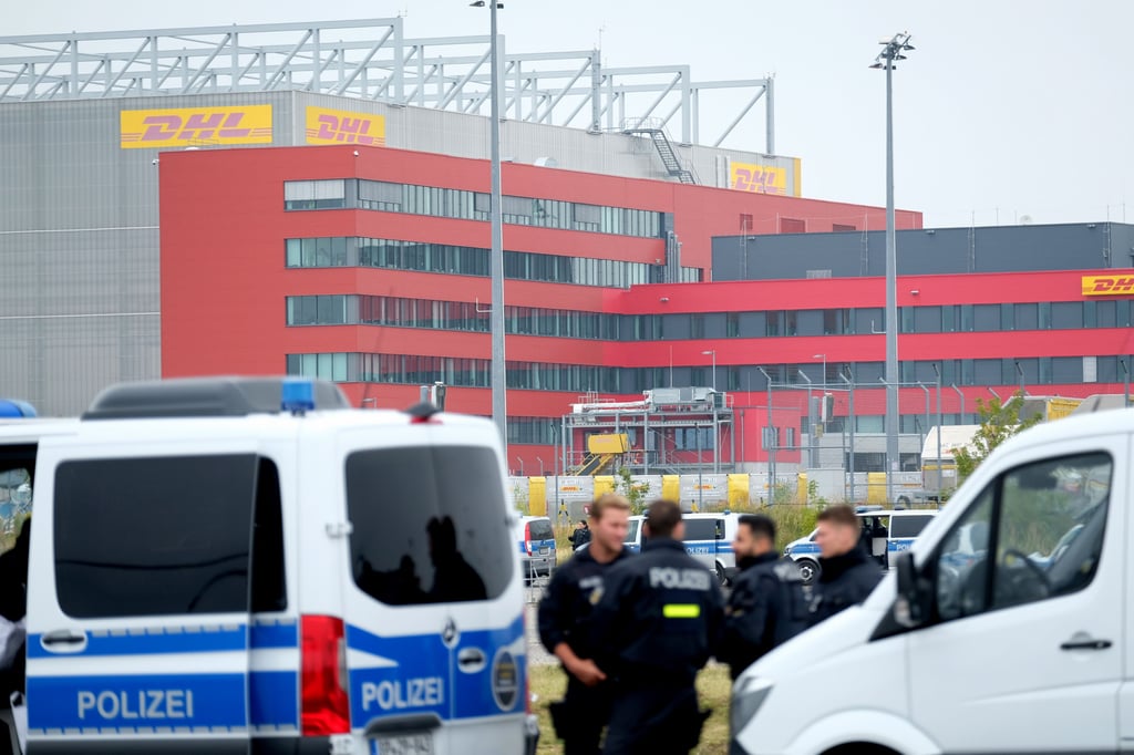 Dutzende Polizeiautos wurden am DHL-Hub zusammengezogen