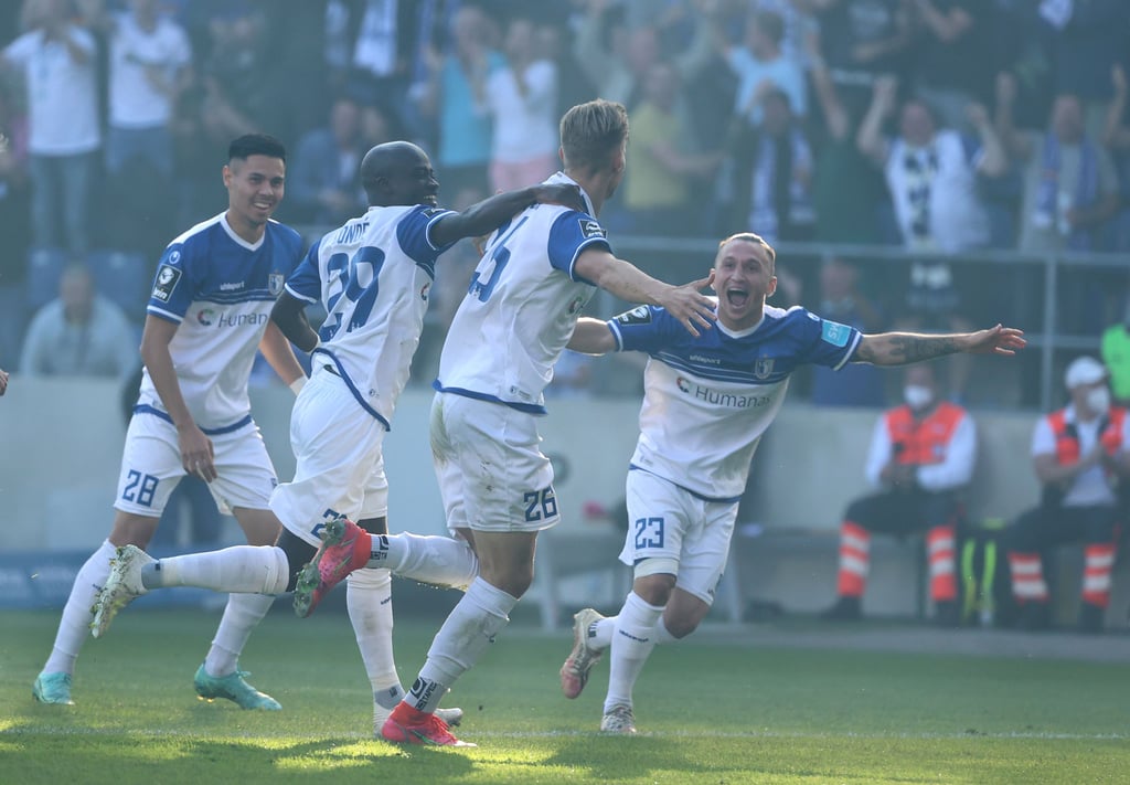 Schon nach sieben Minuten sorgte Luca Schuler für Jubel bei den FCM-Fans und seinen Mitspielern wie Baris Atik (r.).