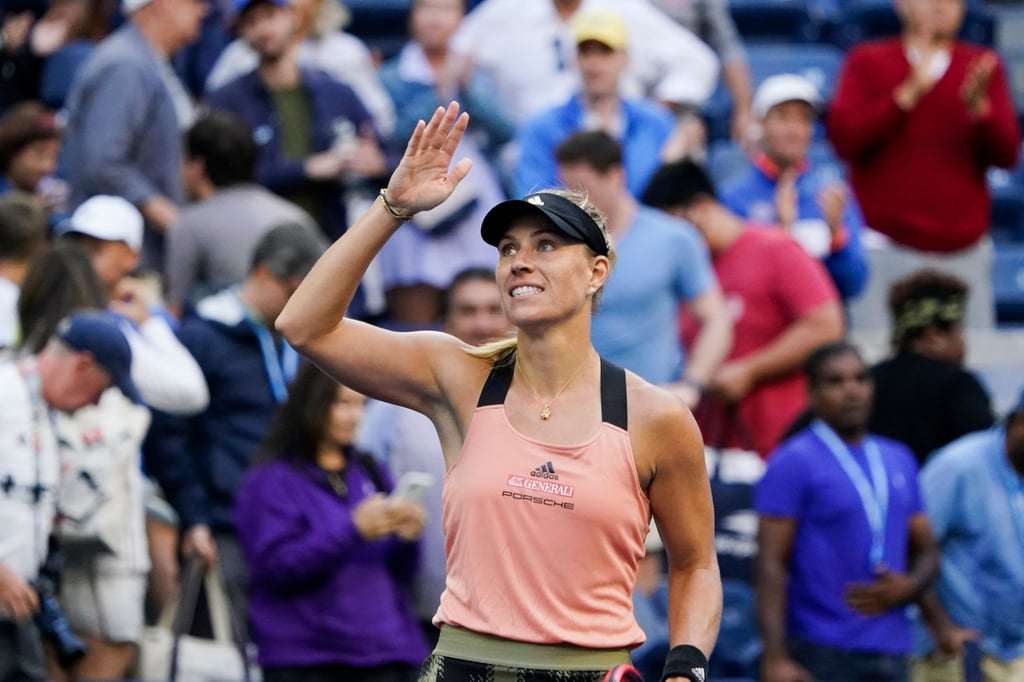 Angelique Kerber winkt nach ihrem Sieg den Fans zu.