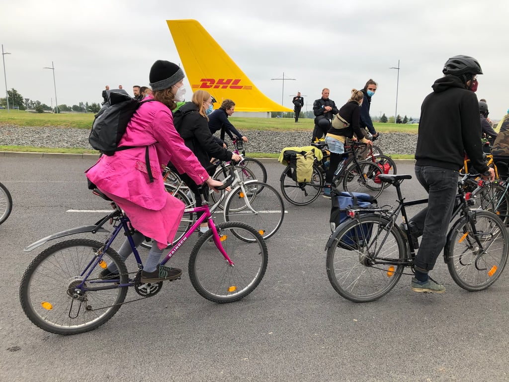 Klima-Demo am DHL-Hub in Schkeuditz