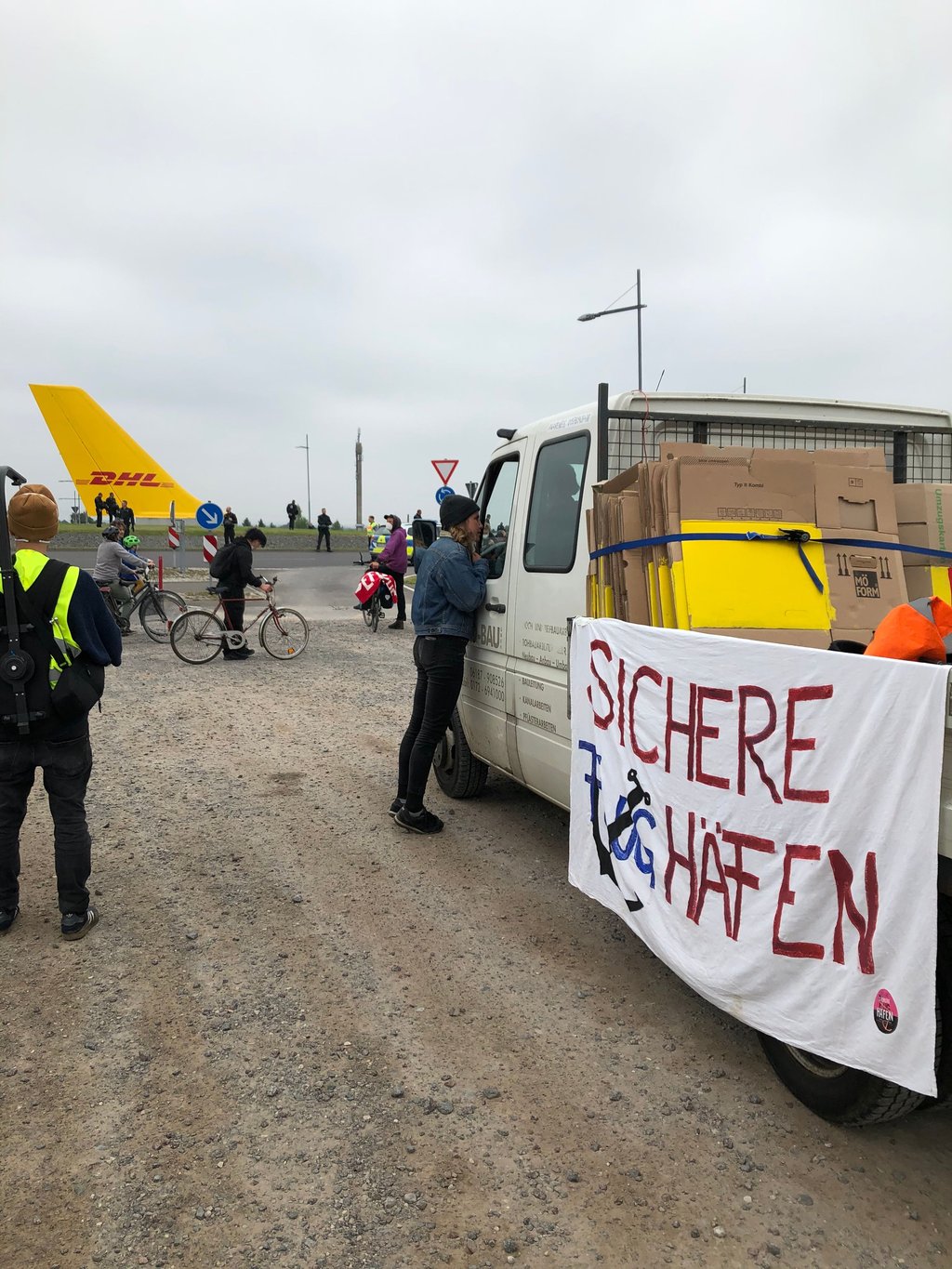 Klima-Demo am DHL-Hub in Schkeuditz
