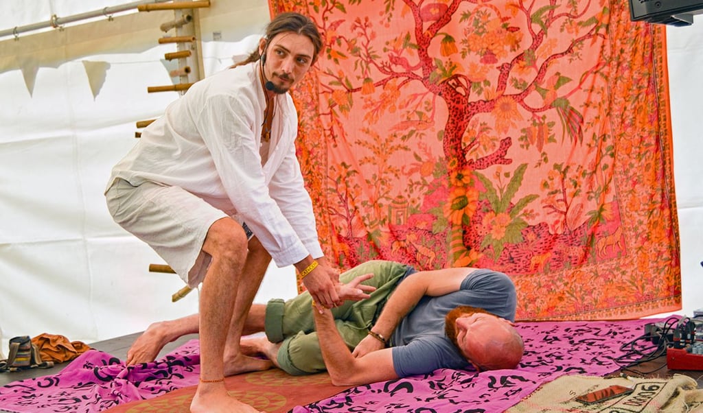 Der Berliner Christian Seiffert (l.) gibt einen Selbstverteidigungskurs in Yoga-Kung-Fu.