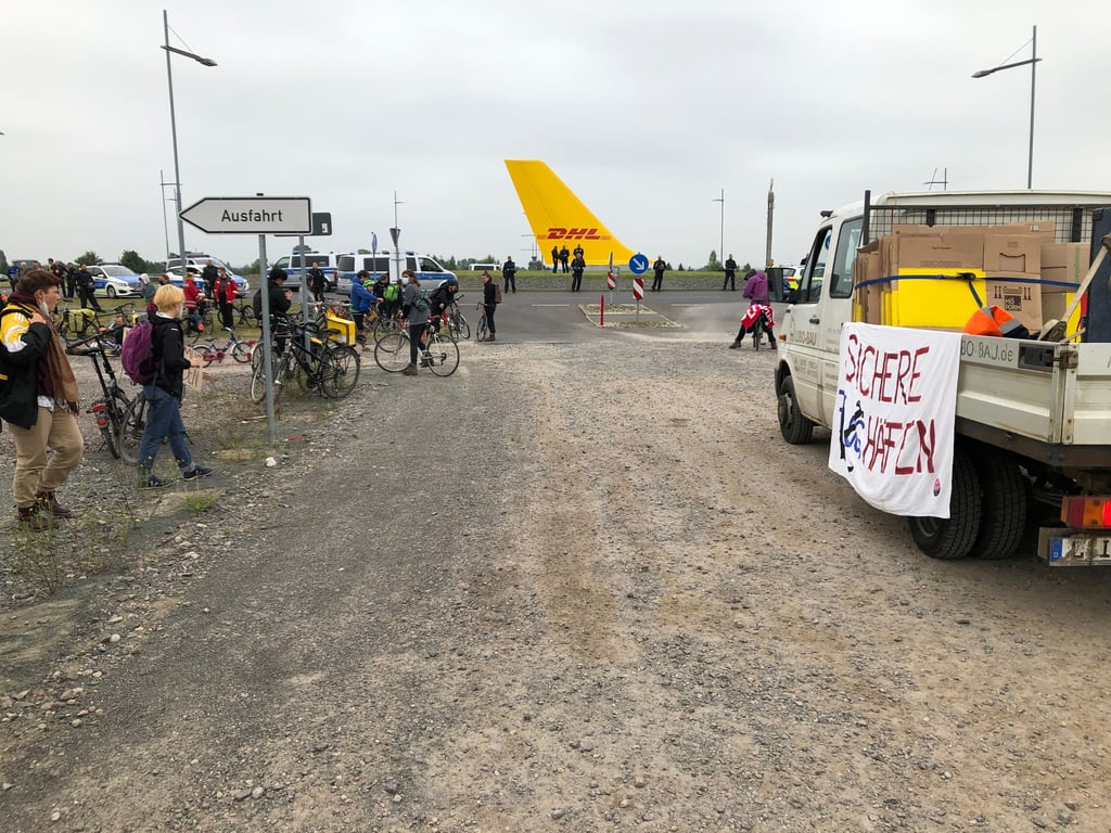 Klima-Demo am DHL-Hub in Schkeuditz