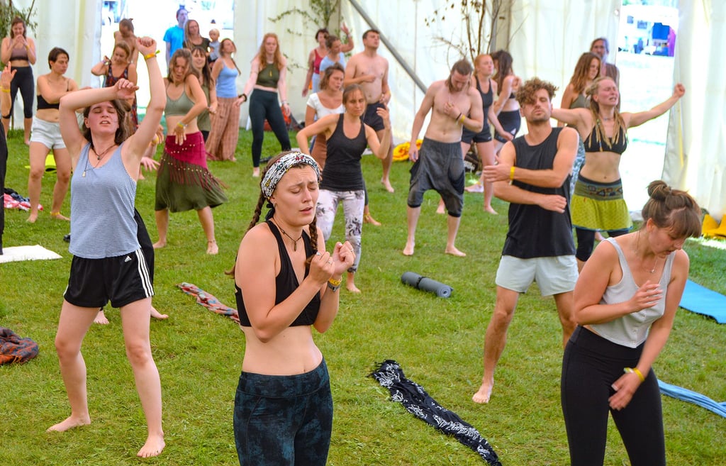 Heldenreise lautet der Name einer Tanzübung beim Yoga-Festival am Mondsee, bei der die Teilnehmer Wünsche und Sehnsüche tanzend erforschen.