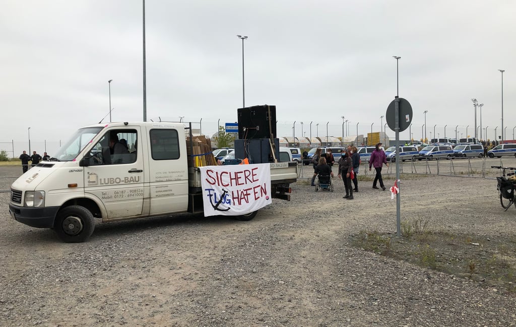 Klima-Demo am DHL-Hub in Schkeuditz