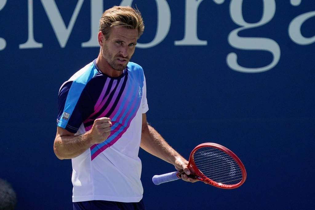 Peter Gojowczyk reagiert nach einem Punktgewinn.