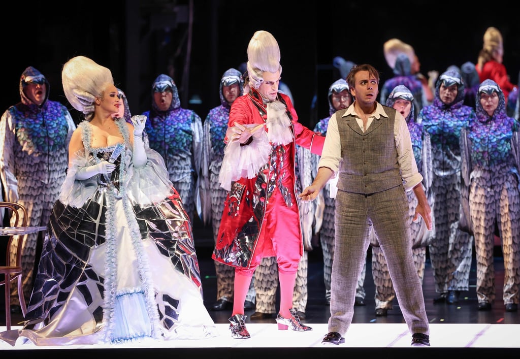 Olga Peretyatko (l-r), Luca Pisaroni, Benjamin Bernheim und Mitglieder des Chors stehen bei einer Fotoprobe zur Oper „Les Contes d‘Hoffmann“ auf der Bühne in der Staatsoper.