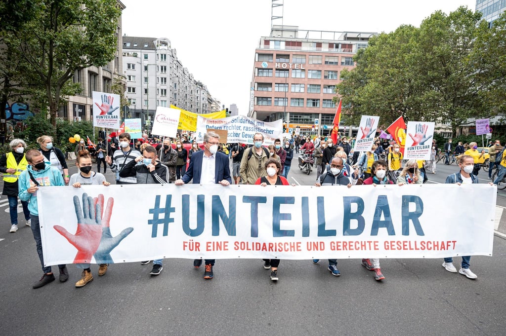 Teilnehmer laufen auf der Demonstration des Bündnisses Unteilbar mit dem Motto „Für eine offene und solidarische Gesellschaft“ über die Leipziger Straße.