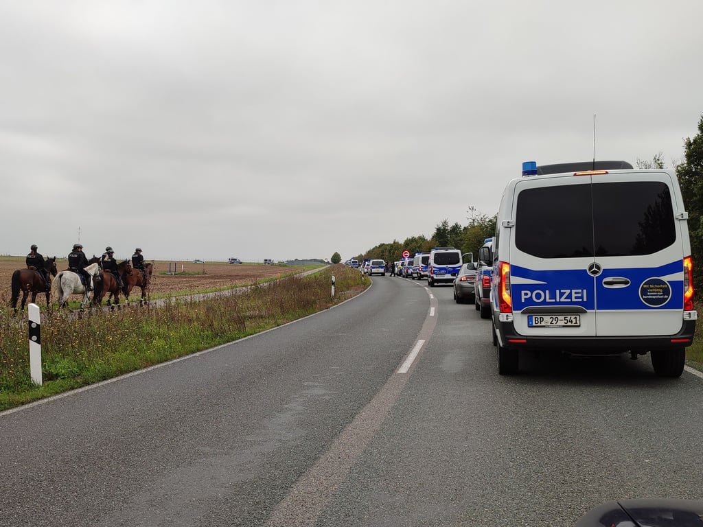 Die Polizei eskortiert die Demo nach Kursdorf
