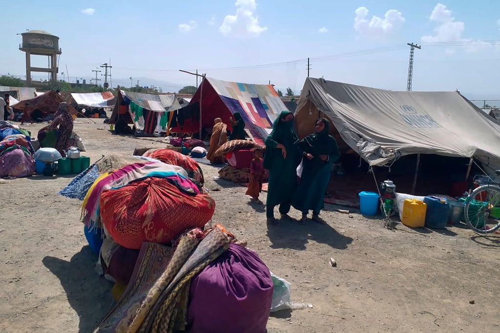 Afghanische Frauen stehen vor ihren Zelten in einer Grenzstadt in der südwestlichen pakistanischen Provinz Belutschistan.