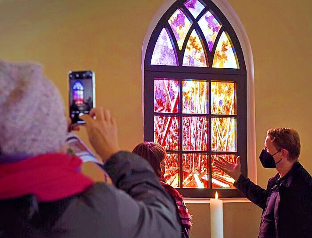 Das Chorfenster von David Schnell (rechts) in der Dorfkirche Priorau fasziniert.