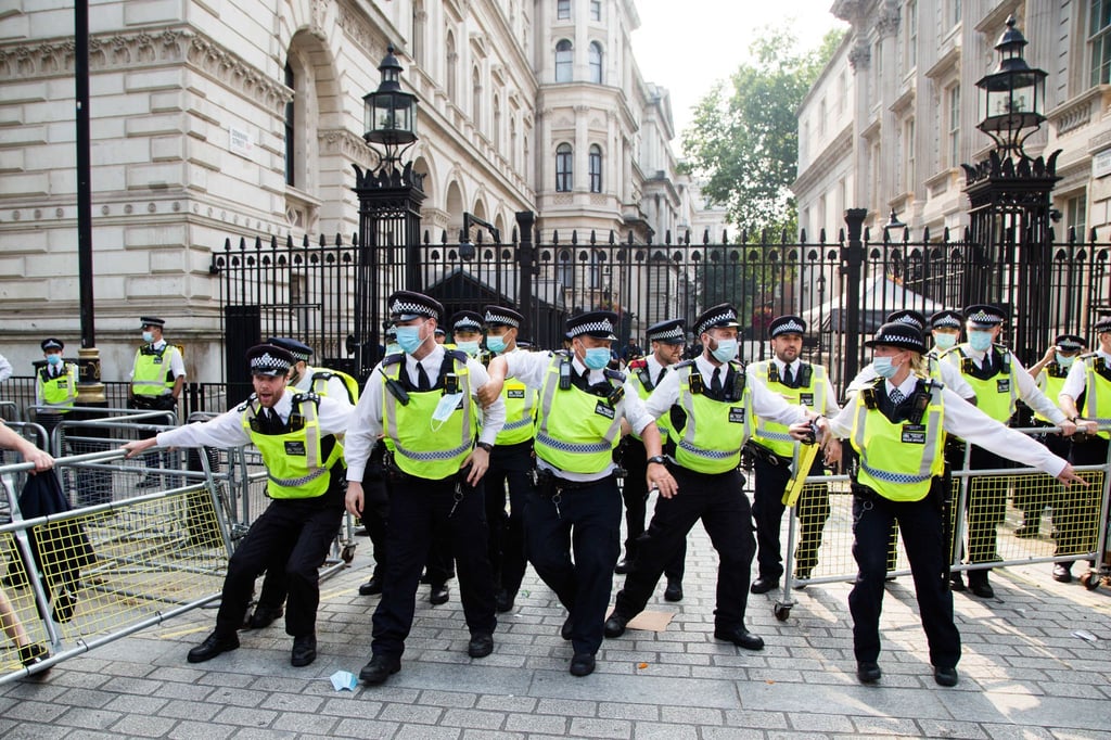 Polizisten in London bei einer Demonstration von Impfgegnern.