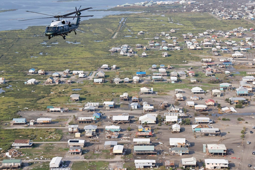 Marine One, der Hubschrauber mit dem US-Präsidenten an Bord, fliegt über die sturmgeschädigten Gemeinden nach dem Hurrikan „Ida“.