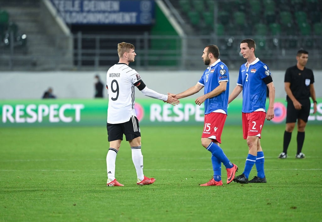 Deutschlands Timo Werner (l) und Liechtensteins Seyhan Yildiz geben sich nach der Partie die Hand.