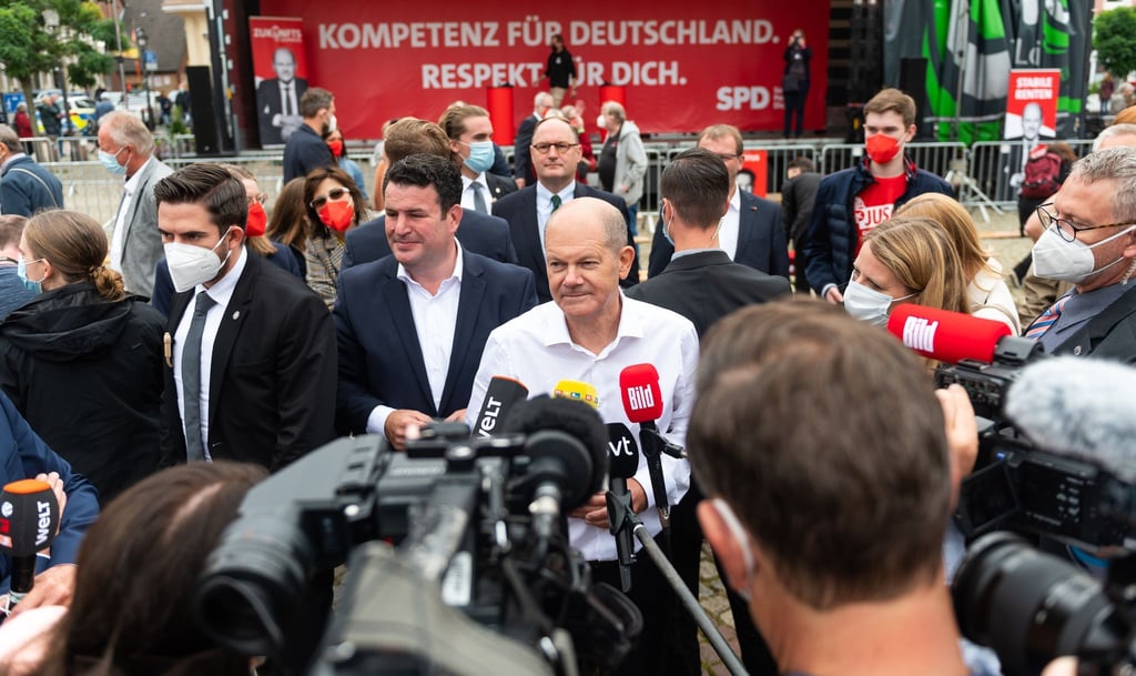 Olaf Scholz (M) und Hubertus Heil (beide SPD) sprechen bei einem Wahlkampftermin mit Journalisten.