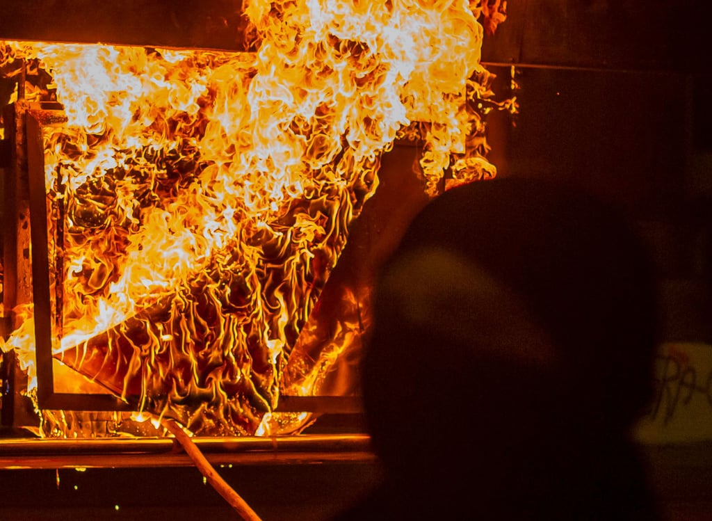 Ein Feuer greift um sich (Symbolbild)