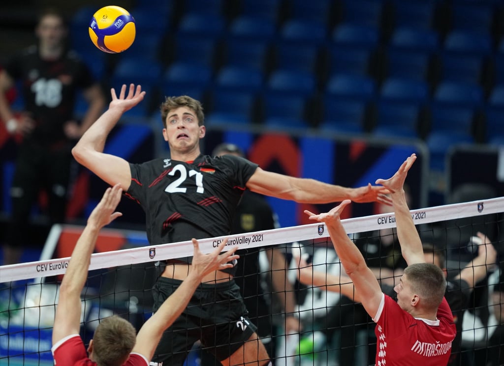 Die deutschen Volleyballer um Tobias Krick (M.) setzten sich gegen Kroatien durch.