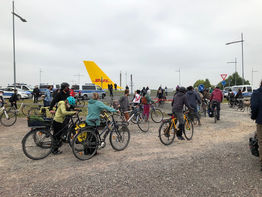 Klima-Demo am DHL-Hub in Schkeuditz