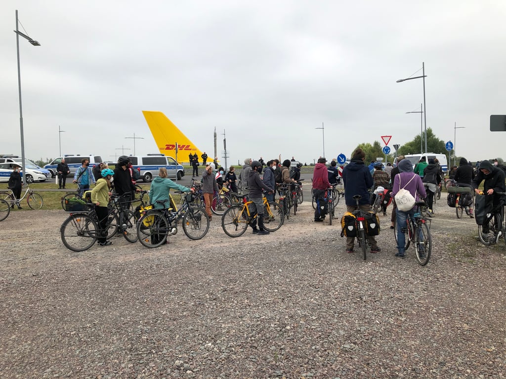 Klima-Demo am DHL-Hub in Schkeuditz