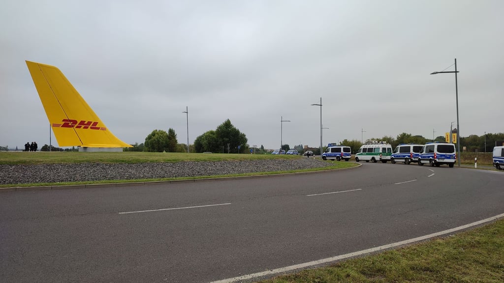 Die Polizei sichert das Geschehen in Schkeuditz ab.