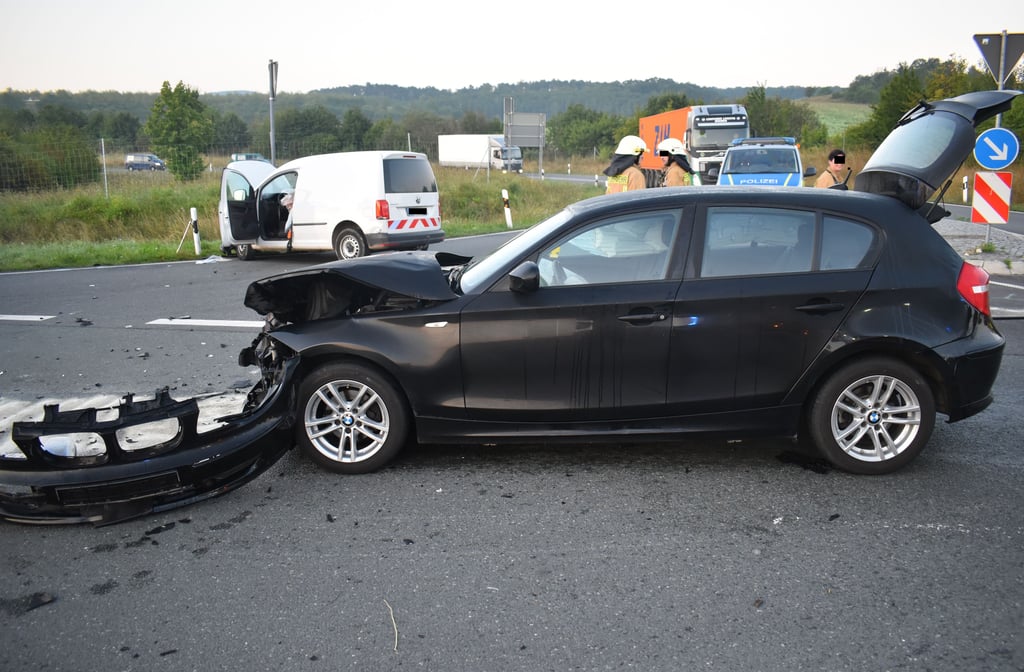 Beim Zusammenstoß am Heimburger Berg wurden beide Fahrer leicht verletzt.