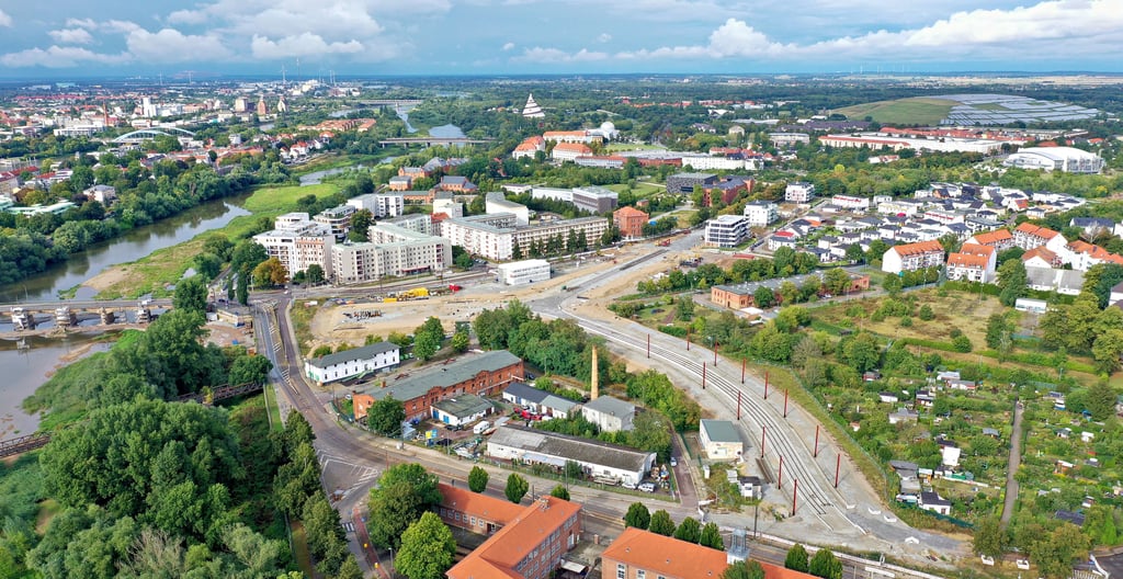 Grund für die Sperrungen: Der Heumarkt in Magdeburg wird als neuer Verkehrsknoten zwischen künftiger Pylonbrücke über die Alte Elbe sowie den Wohngebieten im Osten umgebaut.
