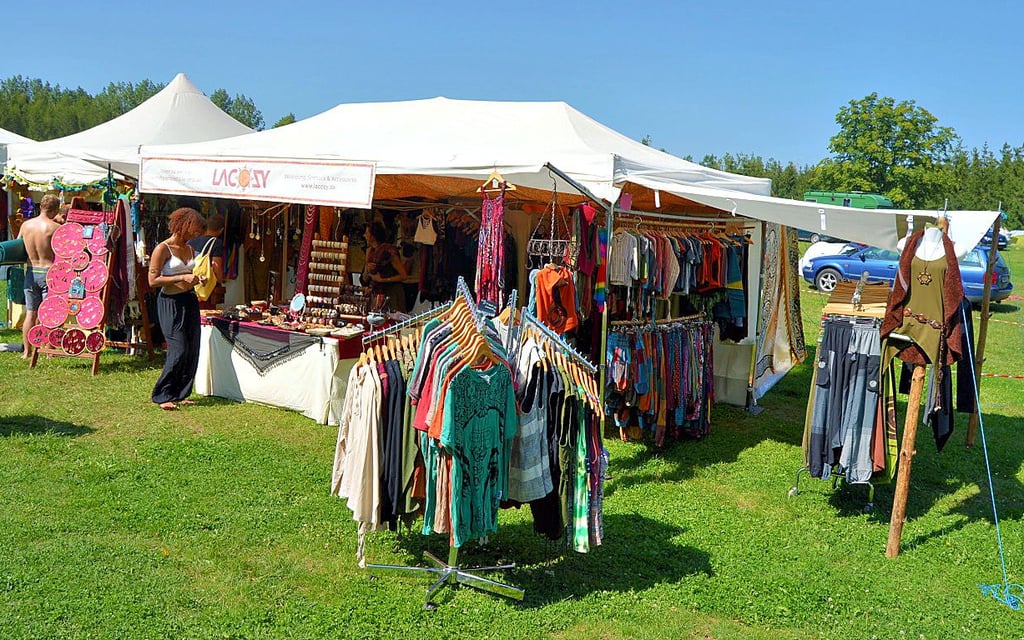 Auch Verkaufsstände gibt es beim Yoga-Festival am Mondsee