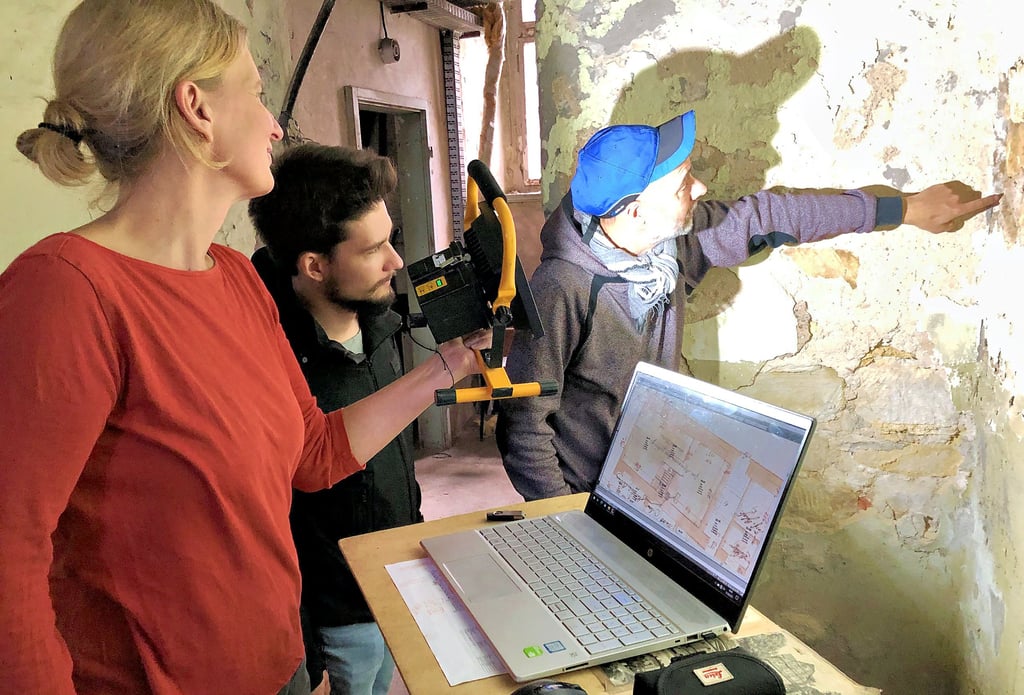 Tanja Winter, Tim Köchmann und Christian Fuchs (v.li.) von der Firma Winterfuchs erforschen die Baugeschichte des Weißenfelser Klosters.