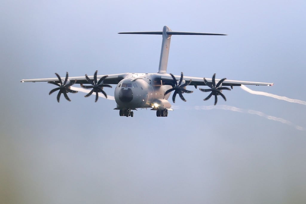 Ein Transportflugzeug A400M, mit dem die Bundeswehr Menschen vom Flughafen in Kabul evakuierte.