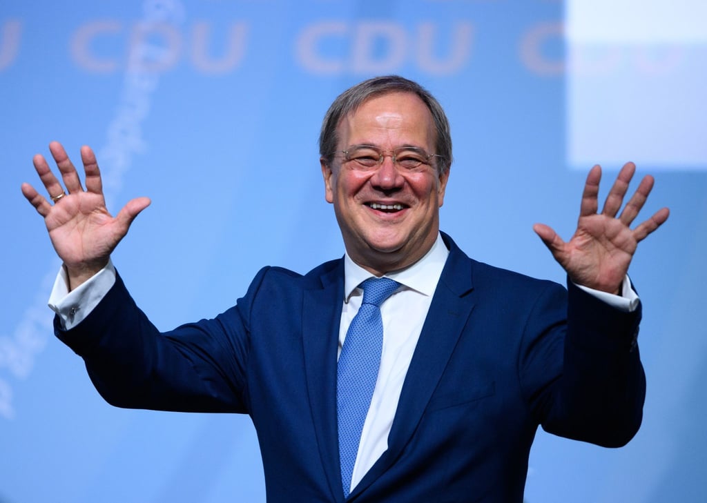 Armin Laschet winkt während des 36. Landesparteitages der CDU Brandenburg in der MBS-Arena nach seiner Rede.