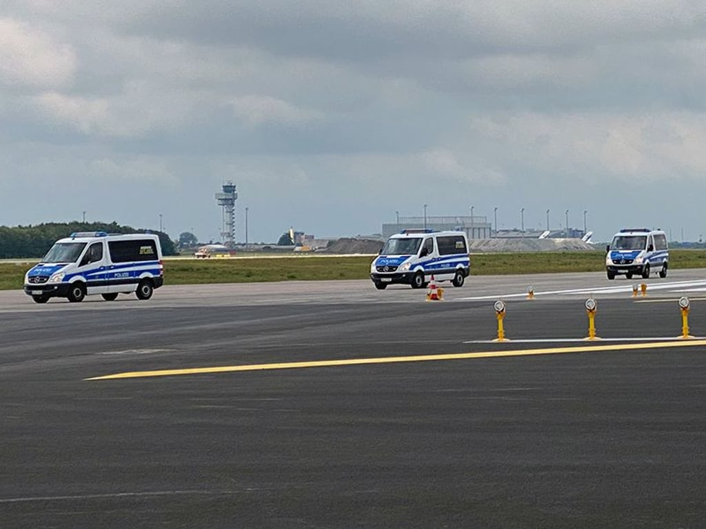 Die Polizei ist mit Dutzenden Fahrzeugen am Flughafen im Einsatz.