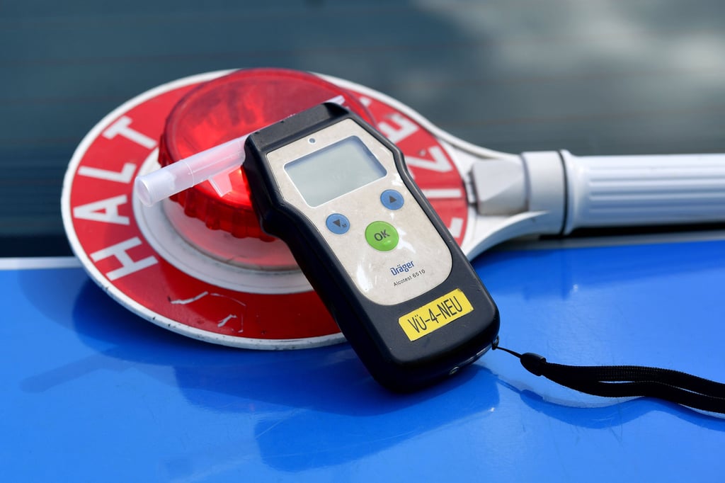 Nach einem Unfall auf einem Parkplatz in Förderstedt hat der Polizei einer 46-Jährigen die Weiterfahrt untersagt. Die Frau soll über 2 Promille im Blut gehabt haben.