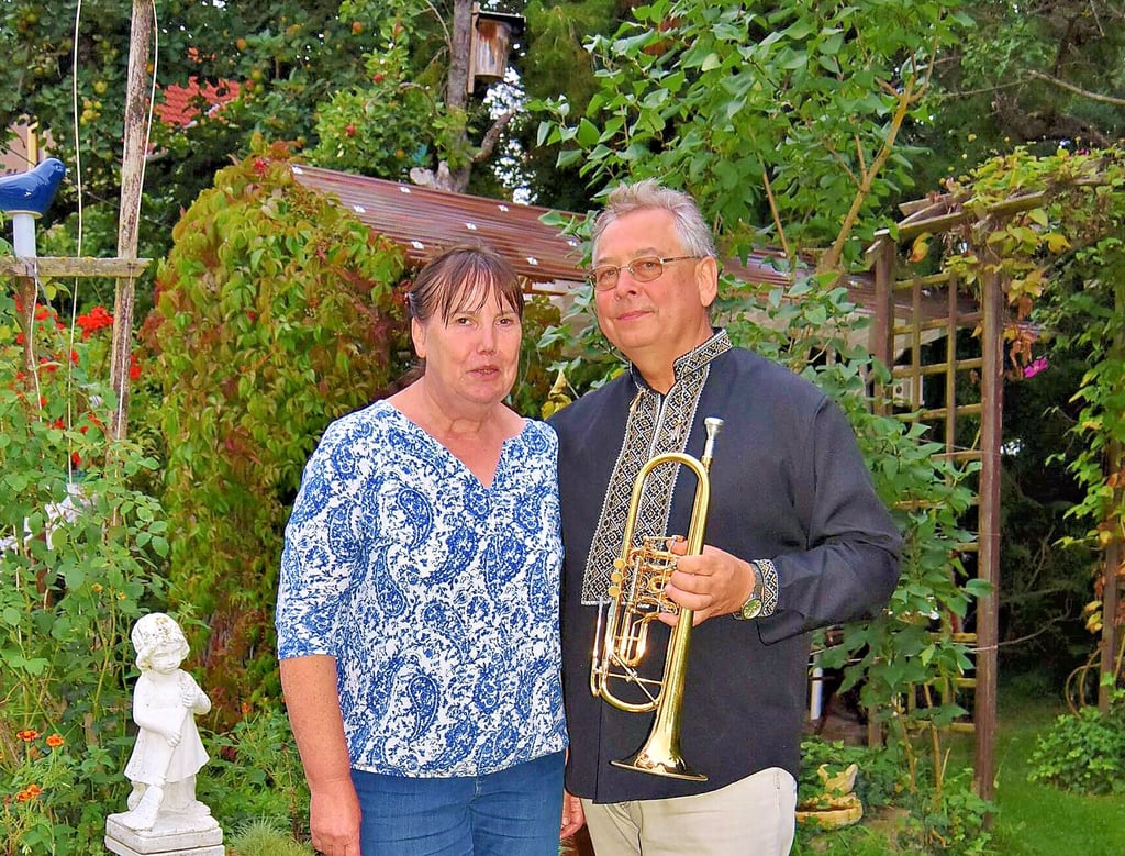 Wolodja Pankiw, in der Mode seiner Heimat, mit Ehefrau Sonja.