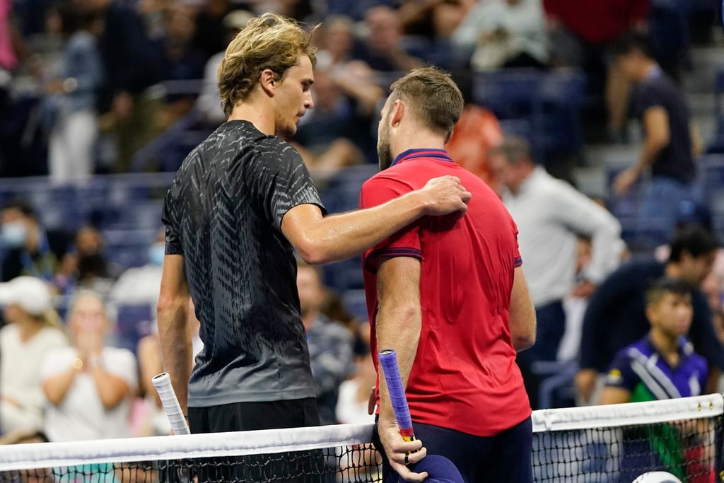 Alexander Zverev (l) tröstet Jack Sock nach dessen verletzungsbedingter Aufgabe.