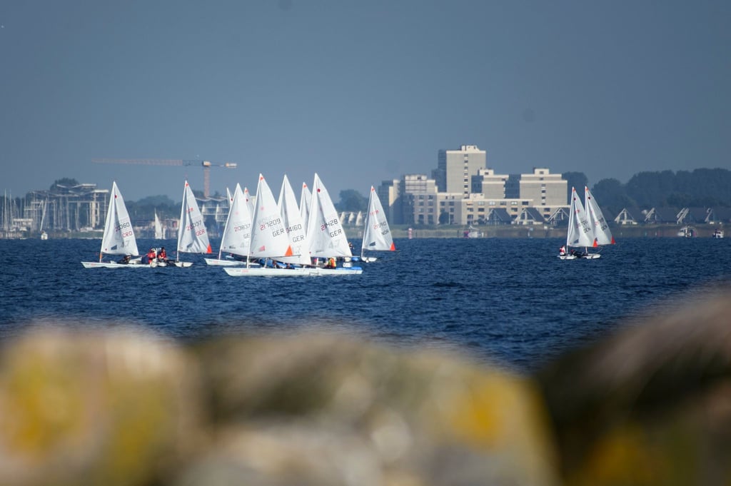 Segelboote der Klasse ILCA 4 warten während der Eröffnung der Kieler Woche 2021 auf der Ostsee.
